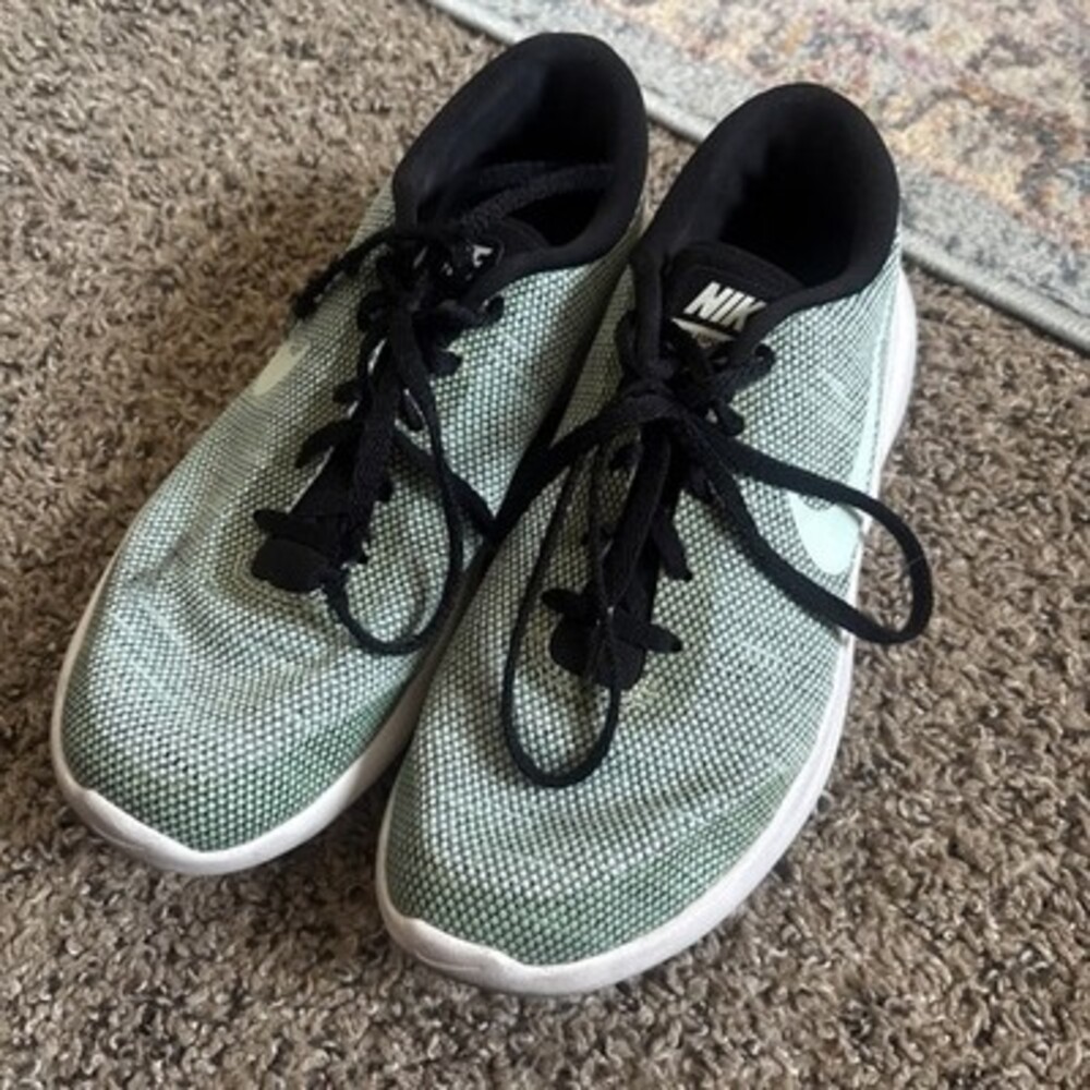 Nike Women’s Flex Experience RN 7 Teal Sneakers Size 8.5